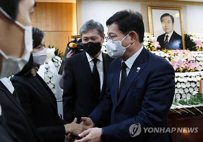 조문하는 더불어민주당 송영길 대표 (서울=연합뉴스) 더불어민주당 송영길 대표가 27일 오후 서울대병원 장례식장에 마련된 노태우 전 대통령 빈소를 찾아 조문을 마친 뒤 유족과 인사하고 있다. 2021.10.27 [사진공동취재단] photo@yna.co.kr