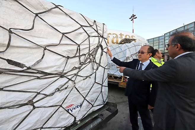 이란에 도착한 AZ 백신 (테헤란=연합뉴스) 이승민 특파원 = 27일(현지시간) 이란 테헤란 이맘 호메이니 국제공항에서 윤강현 주이란 한국대사가 정부가 공여한 아스트라제네카(AZ) 백신을 살펴보고 있다. 2021.10.27