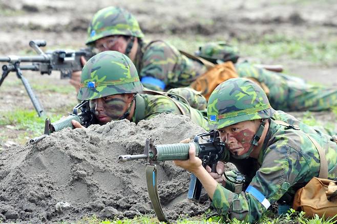 오랜 평화 기간에 사기가 떨어진 대만군 역량이 중국군을 상대하기 역부족이라는 주장이 나왔다(사진=AFP)