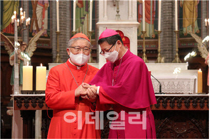 염수정 전임 서울대교구장(왼쪽)이 28일 명동대성당에서 진행된 ‘정순택 대주교 임명 감사미사’에서 정순택 신임 서울대교구장에게 축하 인사를 건네고 있다(사진=천주교 서울대교구)