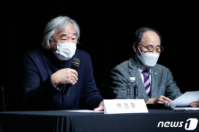 피아니스트 백건우가 28일 서울 서초구 흰물결아트센터에서 MBC PD수첩 보도와 관련해 손해배상 청구 기자회견을 열고 있다. 백씨는 PD수첩이 방영한 '사라진 배우, 성년후견의 두 얼굴'편이 사실과 크게 다르다고 반박했다. 백씨는 국내 연주료 관리를 맡은 윤정희씨의 동생이 무단으로 거액을 인출하고 이를 발견한 백씨가 계좌 비밀번호를 변경하자 동생측이 연락을 차단했다고 밝혔다. 백씨는 이번 방송으로 명예가 훼손됐고 정신적 고통을 입었다며 언론중재위원회에 정정보도 및 11억원의 손해배상을 청구하는 조정을 신청했다. 2021.10.28/뉴스1 © News1 안은나 기자