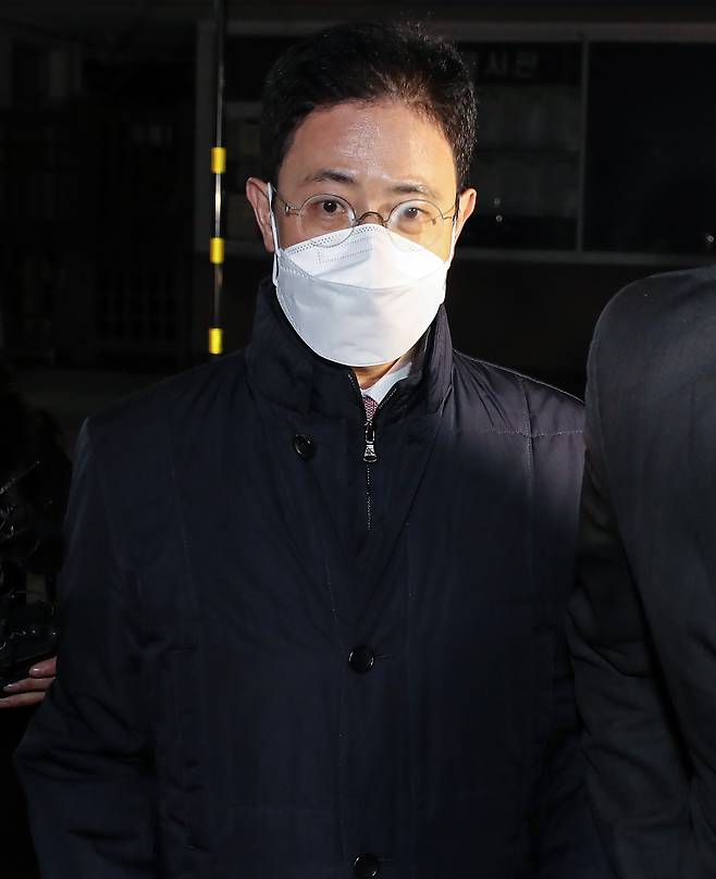 '고발 사주' 의혹의 핵심 인물인 손준성 대구고검 인권보호관이 27일 오전 고위공직자 범죄수사처(공수처)가 청구한 구속영장이 기각된 뒤 대기하던 경기도 의왕 서울구치소에서 빠져나오고 있다./연합뉴스