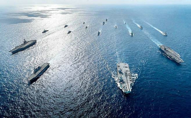 2021년 10월 초 중국 군용기 149대가 대만해협에 떴을 때, 미국과 영국 일본은 같은 달 3일 필리핀 인근 남중국해에서 17척의 함정과 1만5000여명의 병력을 동원해 '항행의 자유' 작전을 벌였다. 남중국해에서 미·영·일 항공모함 참가 연합작전은 처음이다./미국 해군 제공
