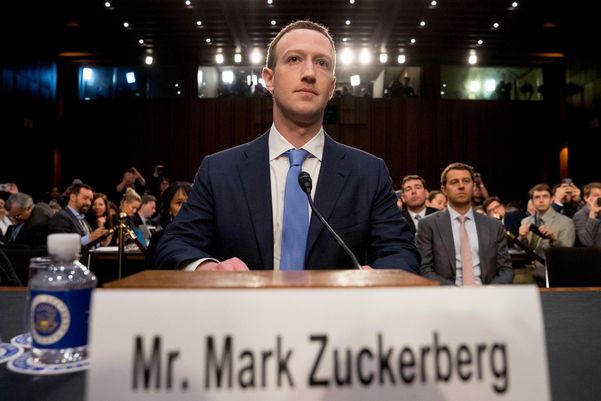 마크 저커버그 페이스북 CEO가 2018년 워싱턴 사법위위원회 청문회에서 증언하고 있다.