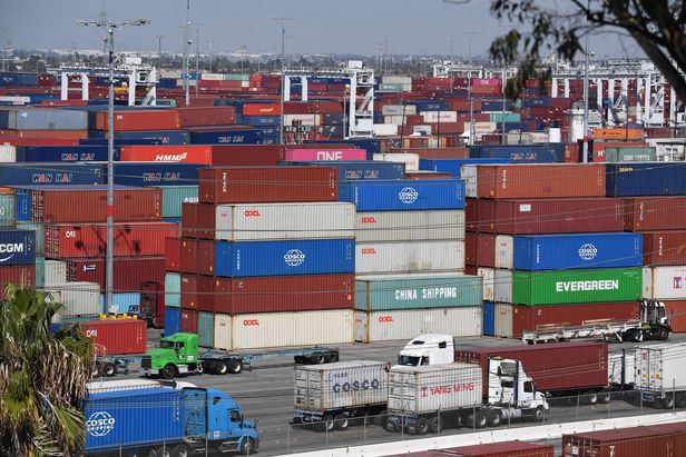 지난 13일(현지시각) 미국 캘리포니아주 산페드로의 로스앤젤레스(LA)항에 화물 컨테이너들이 빼곡히 들어찬 가운데 트럭들이 줄지어 서 있다. /연합뉴스