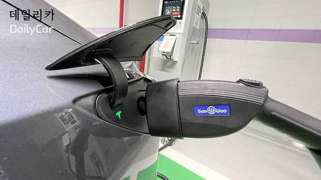 테슬라 모델3 DC콤보 어댑터 충전 모습