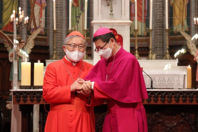 28일 서울 명동대성당에서 열린 ‘정순택 대주교 임명 감사미사’에서 염수정 추기경(왼쪽)과 서울대교구장에 임명된 정 대주교가 손을 맞잡고 있다. 서울대교구 제공