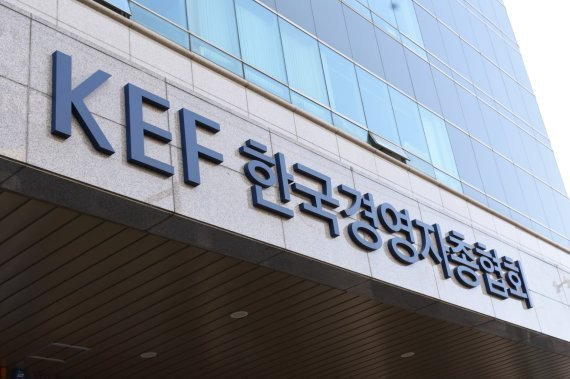정부가 27일 국무회의에서 2050 탄소중립 제로 목표를 확정한 가운데 한국경영자총협회는?"충분한 사회적 합의와 경제·사회적 영향 분석 없이 일방적으로 결정한 부분에 대해 유감을 표한다"고 말했다. /사진=뉴시스