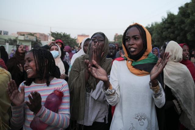 27일 북아프리카 수단 수도 하르툼에서 시민들이 군부 쿠데타 반대 시위를 하고 있다. 하르툼=AP 뉴시스