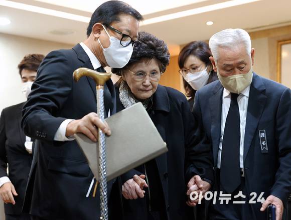 故 노태우 전 대통령의 부인 김옥숙 여사가 28일 서울 종로구 서울대병원 장례식장에서 마련된 빈소에서 입관식을 위해 이동하고 있다. [사진=사진공동튀재단]