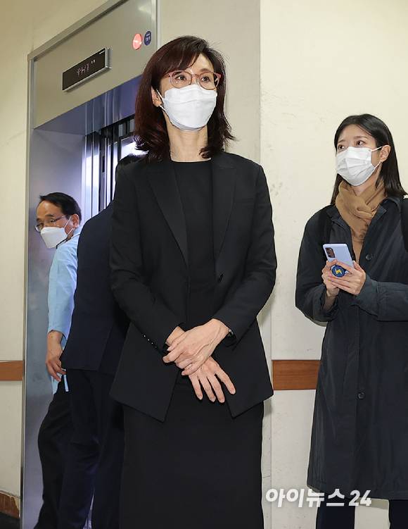 故 노태우 전 대통령의 딸 노소영 아트센터나비 관장이 28일 서울 종로구 서울대병원 장례식장에서 입관식을 위해 이동하고 있다. [사진=사진공동튀재단]