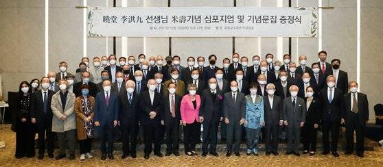 이홍구 전 국무총리 미수(88세)를 기념하는 심포지엄과 축하연이 28일 서울대학교 호암교수회관에서 열렸다. 이날 행사엔 이 전 총리를 비롯해 홍석현 중앙홀딩스 회장, 이하경 중앙일보 주필, 정몽준 아산재단 이사장, 손학규 전 바른미래당 대표 등이 참석했다. 우상조 기자