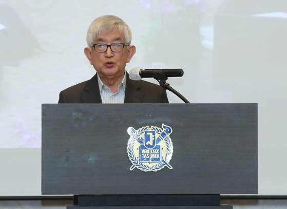 최장집 고려대 명예교수는 28일 이홍구 전 국무총리 미수 기념 심포지엄에 참석해 기조 발제를 맡았다. 우상조 기자