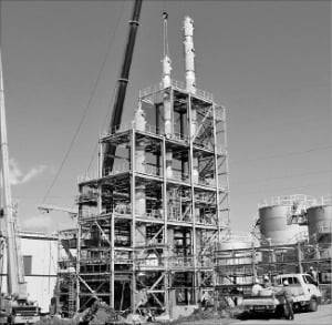 완공을 앞둔 한국석유공업 울산공장의 ‘고순도 유기용제’ 리사이클 증류타워.   한국석유공업 제공