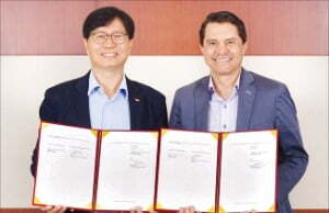 이성준 SK이노베이션 환경과학기술원장(왼쪽)과 더그 캠벨 미국 솔리드파워 최고경영자(CEO)가 28일 전고체 배터리 공동 개발·생산을 위한 협약서에 서명했다. /SK이노베이션 제공