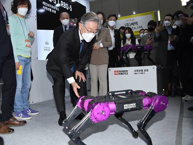 ‘2021 로보월드’ 행사장 찾아 “규제 합리화 중요” 이재명 더불어민주당 대선 후보가 28일 경기 고양시 킨텍스에서 열린 ‘2021 로보월드’에서 참가 업체의 사족보행 로봇을 살펴보고 있다. 국회사진기자단
