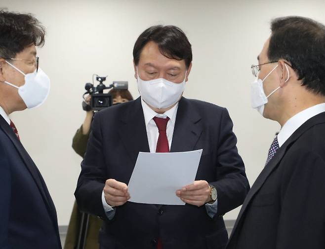 국민의힘 대선 주자인 윤석열 전 검찰총장이 28일 국회에서 ‘대국민 지지 호소’ 기자회견을 하기 전 발표자료를 살펴보고 있다. 국회사진기자단