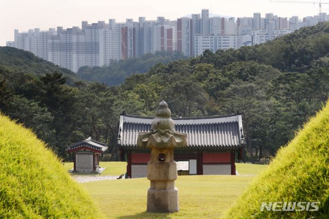 유네스코 세계유산으로 지정된 김포 장릉에서 불법으로 건축된  인천 검단 아파트가 보이고 있다. 문화재위는 28일 이 아파트에 대한 현상변경안을 심의해 재차 보류 결정을 내렸다.  뉴시스