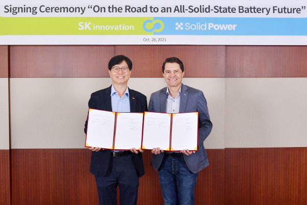 Dr. Lee Seongjun, CTO of SK Innovation (left) and Doug Campbell, CEO of Solid Power (right) take a commemorative photo after signing the MoU and JDA for the development of all-solid-state batteries on October 28, 2021. [Photo by SK Innovation Co.]