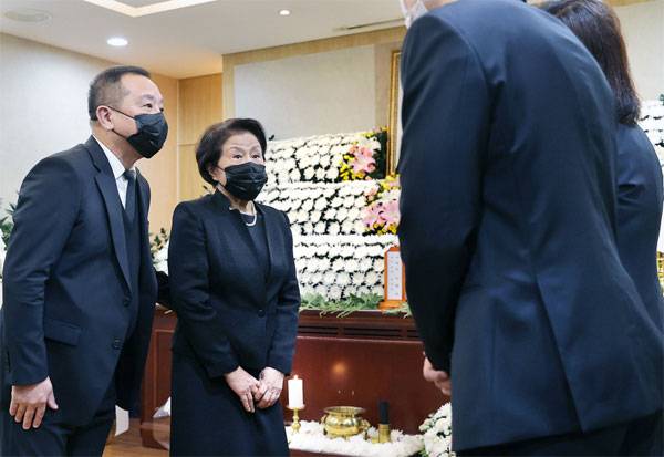 28일 고 노태우 전 대통령 서울대병원 빈소에 이순자 씨(왼쪽 두번째)와 아들 전재국 씨가 찾아와 조문하고 있다. [사진공동취재단]