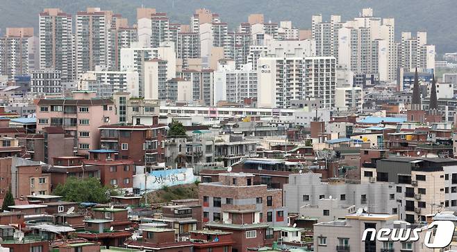 서울시내 재개발 해제 구역 중 하나인 천호40구역 일대 너머로 아파트 단지가 보이고 있다.  /사진제공=뉴스1