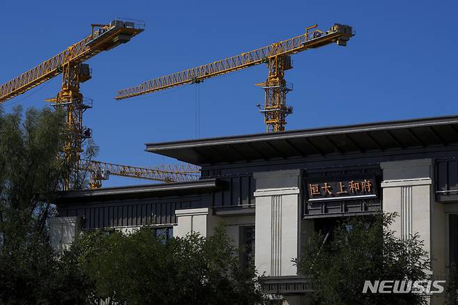 [베이징(중국)=AP/뉴시스]지난 9월22일 중국 베이징에 있는 헝다그룹 신주택 개발 전시실 건물.  2021.10.27