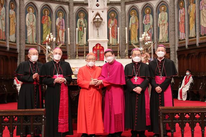 [서울=뉴시스] 조수정 기자 = 신임 천주교 서울대교구장 겸 평양교구 교구장 서리로 임명된 정순택 대주교가 28일 명동대성당에서 염수정 추기경 주례로 봉헌한 감사미사에서 기념촬영 하고 있다. (사진=천주교 서울대교구 제공) 2021.10.28. photo@newsis.com *재판매 및 DB 금지