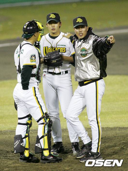 [OSEN=손용호 기자] 현대 김시진 코치, 오주원(오재영) 2004.10.22