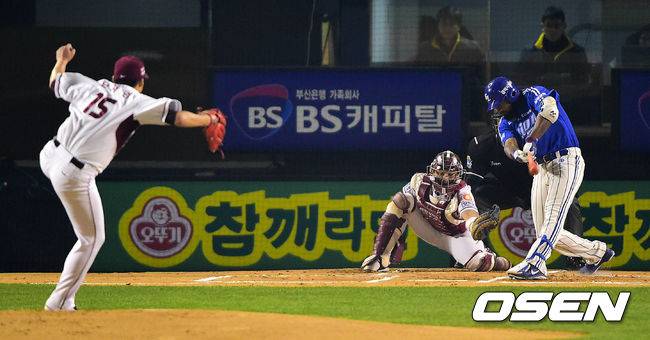 [OSEN=잠실, 최규한 기자]'2014 한국야쿠르트 세븐 프로야구 포스트시즌' 삼성 라이온즈와 넥센 히어로즈의 한국시리즈 6차전, 1회초 삼성 공격 선두타자로 나선 나바로가 넥센 선발 오재영의 공에 헛스윙 삼진을 당하고 있다.2014.11.11