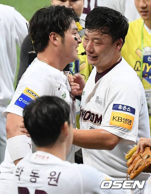 [OSEN=고척, 민경훈 기자]9회말 무사 끝내기포를 날린 박병호가 홈으로 뛰며 오주원과 기쁨을 나누고 있다.2019.10.06/rumi@osen.co.kr