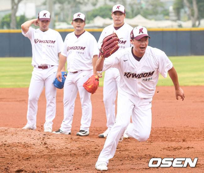 [OSEN=가오슝, 손용호 기자] 손혁 감독으로 수장이 바뀐 키움 히어로즈가 2019년 준우승의 아쉬움을 뒤로한 채 대만의 최남단 가오슝에서 구슬땀을 흘리고 있다.오주원이 수비 훈련을 하고 있다. 2020.02.11/spjj@osen.co.kr
