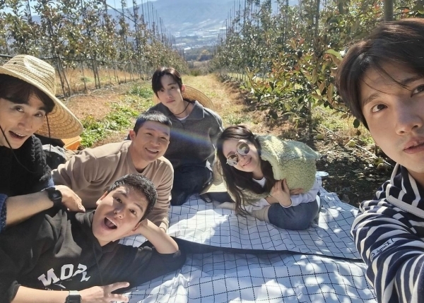 Actor Choi Ji-woo boasted an extraordinary chemistry with the cast of the Sigor Kyungyangsik.Choi Ji-woo posted a picture on her personal Instagram account on Friday with a variety of emojis.Choi Ji-woo, who is currently appearing in the JTBC entertainment program Sigor Kyungyangsik, is spending time with Cha In-pyo, Jo Se-ho, Lee Jang-woo, Changmin and Lee Soo-hyuk, who are currently appearing together.Choi Ji-woo boasts brilliant beauty in natural fashion and sunglasses, and the atmosphere of the cast and the sticky chemistry stand out.Meanwhile, JTBC Sigor Kyungyangsik, starring Choi Ji-woo and Jo Se-ho, is an entertainment program that opens a pop-up restaurant in a small village far from the city and runs by stars. It is broadcast every Monday at 9 pm.Choi Ji-woo SNS