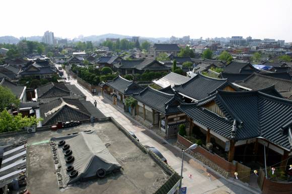 가을이 차분히 내려앉은 전주 한옥마을 전경.수직 세상에서만 살던 도회지 사람들에게 곡선의 미를 일깨워 주는 곳이다.