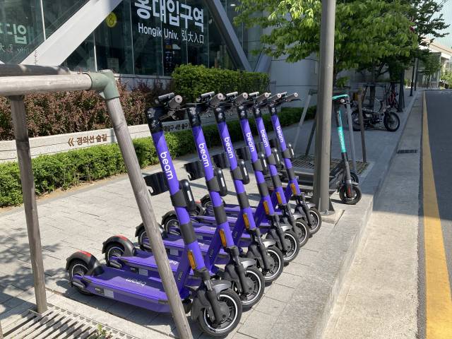 홍대입구역 지하철 출구 앞에 공유킥보드가 줄지어 주차돼 있다./정다은 기자