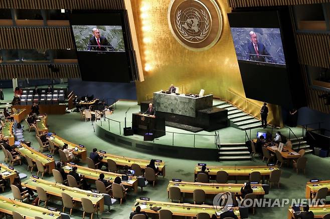 유엔 인종차별철폐회의서 연설하는 구테흐스 사무총장 안토니우 구테흐스 유엔 사무총장이 2021년 9월 22일(현지시간) 미국 뉴욕 유엔본부에서 열린 유엔 인종차별철폐회의 20주년 기념 총회에서 연설하고 있다. 이날 유엔 총회에 모인 정상들은 인종 차별에 대항하는 정치적 선언을 채택했다. [신화=연합뉴스 자료사진]