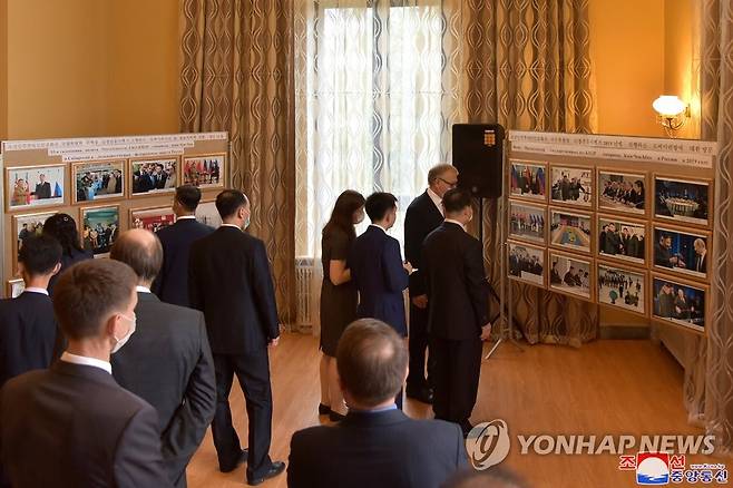 2021년 8월 3일 북한 주재 러시아대사관에서 열린 사진전.
[조선중앙통신=연합뉴스 자료사진]