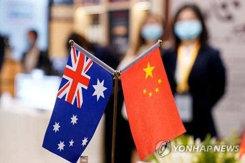 호주 국기(왼쪽)와 중국 국기
[로이터=연합뉴스 자료사진. 재판매 및 DB 금지]