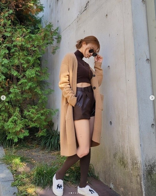 Group Lovelyz member Lee Mi-joo showed off her idol beauty.Lee Mi-joo posted several photos on his 29th day without any comment through his instagram.The photo showed Lee Mi-joo posing in a crop knit, hot pants and a long cardigan, adding chic and rugged charm with sunglasses.In addition, the perfect legs and idol beauty revealed by hot pants catch the eye.Jessie, who saw this, commented: Fashionista.Meanwhile, Lee Mi-joo is appearing on MBC entertainment program What do you do when you play?