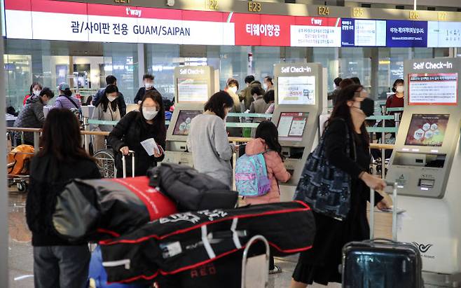 28일 오전 인천공항 제1터미널 출국장 내 티웨이 항공 카운터가 우리나라와 ‘트래블 버블’ 협정을 맺은 사이판으로 출국하려는 승객들로 붐비고 있다. (사진=연합뉴스)