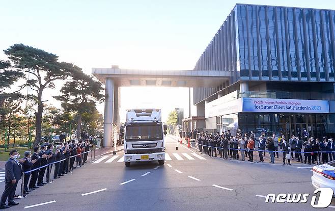 28일 오전 인천광역시 연수구 송도 삼성바이오로직스 백신 공장에서 위탁 생산한 모더나 백신이 국내에 처음 출하되고 있다. 2021.10.28/뉴스1 © News1 인천사진기자단