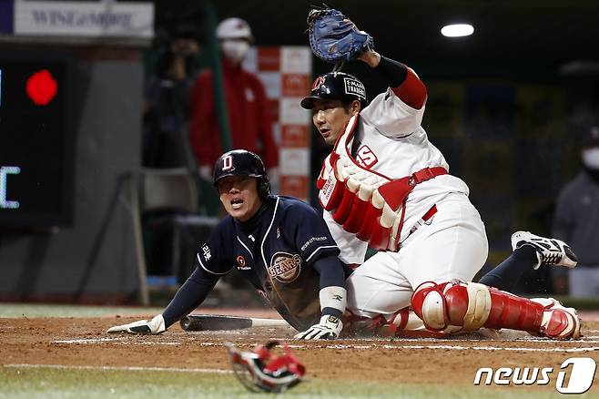 4위 싸움을 펼치고 있는 두산 베어스와 SSG 랜더스. /뉴스1 © News1 이승배 기자