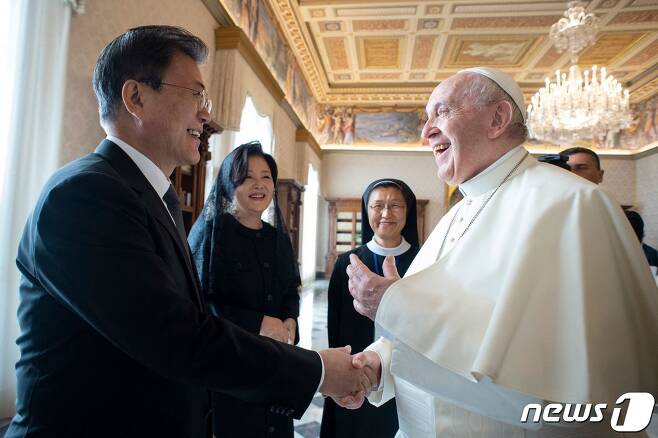 문재인 대통령이 29일 바티칸 교황청에서 프란치스코 교황과 단독 면담을 위해 만나 악수를 나누고 있다. © AFP=뉴스1