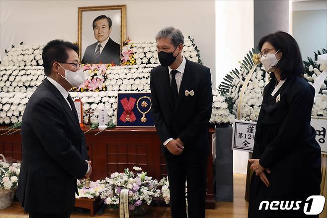 박지원 국정원장이 29일 오후 서울 종로구 서울대병원 장례식장에 마련된 고 노태우 전 대통령 빈소를 찾아 조문하고 있다. 2021.10.29/뉴스1 © News1 사진공동취재단