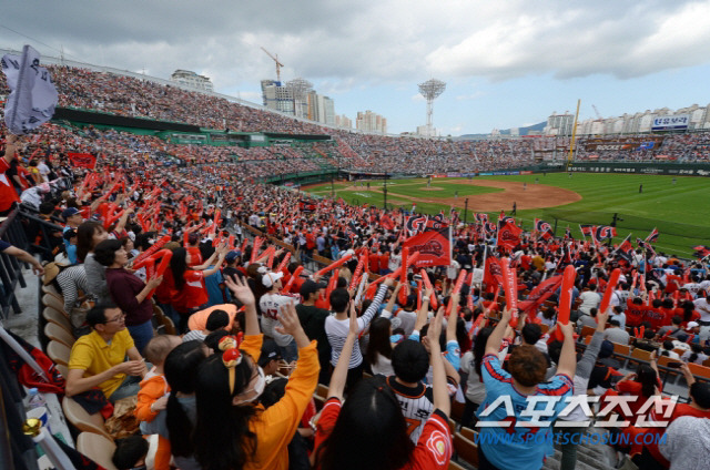 만원 관중이 가득했던 2017년 사직구장. 스포츠조선DB