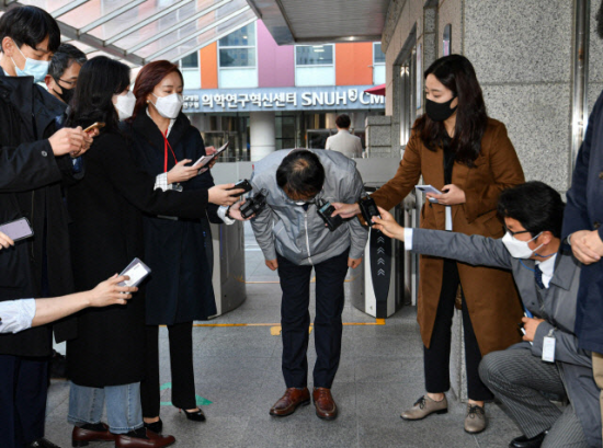 KT가 29일 이사회를 열고 전국 유·무선 통신망 장애 사고의 후속조치로 초고속인터넷 서비스 기준 ‘연속 3시간 이상 서비스 불통’ 피해보상 약관을 개정하는 방안을 논의했다. 구현모 KT 대표가 지난 28일 고개 숙여 사과하고 있다.