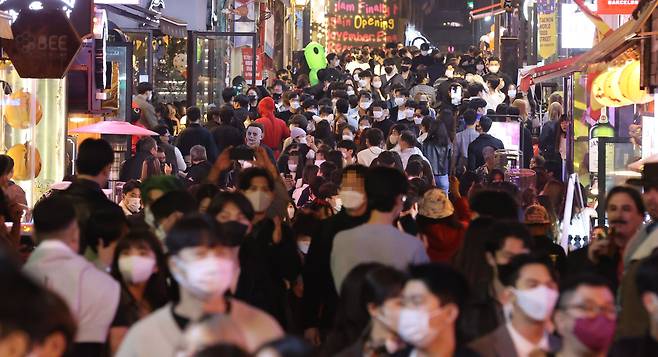 핼러윈 데이를 앞둔 29일 서울 용산구 이태원 세계음식특화거리가 시민들로 북적이고 있다. /연합뉴스