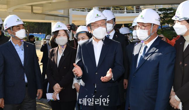 더불어민주당 이재명 대선후보가 29일 경기 성남시 수정구 신흥동 2457번지 성남 제1공단 근린공원 조성공사 현장을 둘러보며 참석한 의원들과 대화하고 있다. ⓒ국회사진취재단