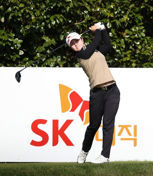 2021년 한국여자프로골프(KLPGA) 투어 SK네트웍스·서울경제 레이디스 클래식에 출전한 이승연 프로가 2라운드에서 경기하는 모습이다. 사진제공=KLPGA