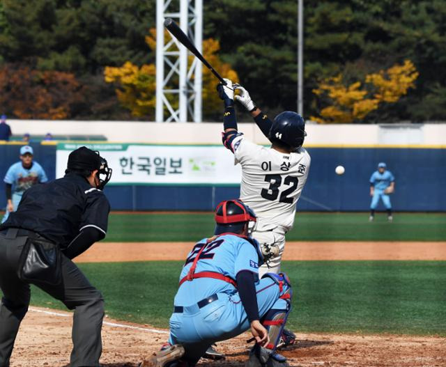 29일 서울 양천구 목동야구장에서 열린 라온고-경기고의 개막전에서 8회말 1사 때 경기고 이상준 선수가 내야안타를 치고 있다. 홍인기 기자