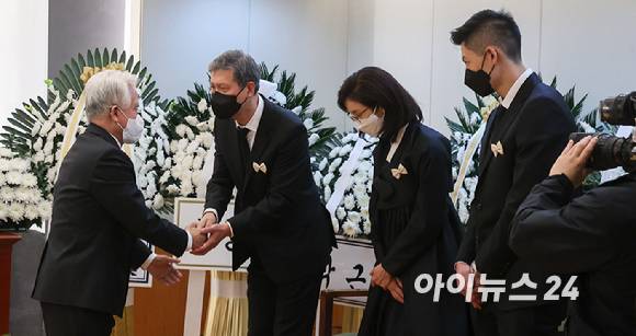 허화평 미래한국재단 이사장이 29일 서울 종로구 서울대병원 장례식장에서 마련된 故 노태우 전 대통령 빈소에서 조문을 하고 있다.[사진=사진공동취재단]